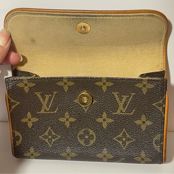Louis Vuitton Monogramed Belt Bag 💎 AUTHENTICATED 💎 Belly Bag Serial FL0013 - Picture 11 of 17